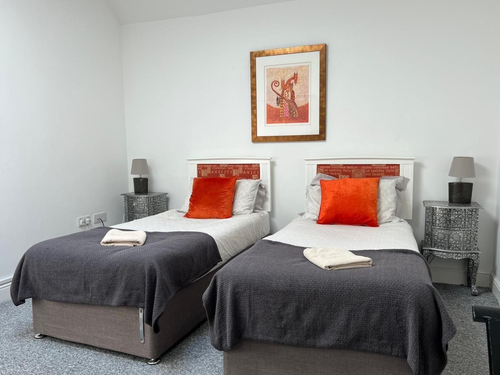 Premium Apartments Thatcham Broadway Exterior photo